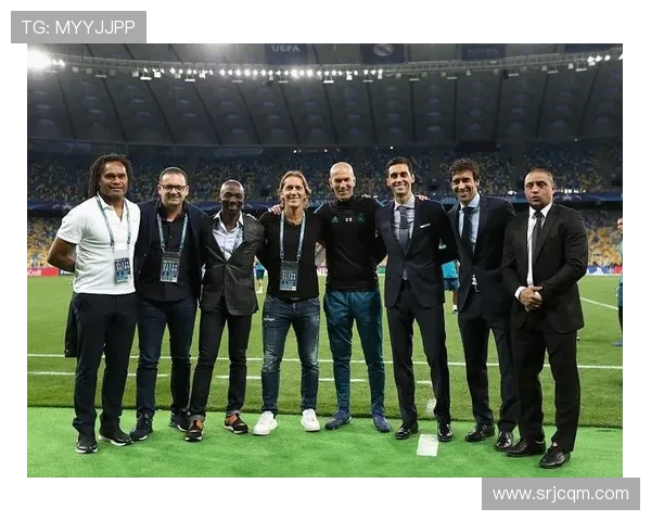 足球明星齐聚一堂展现团结与激情的精彩瞬间