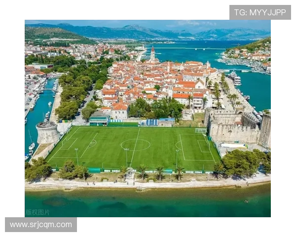 足球巨星携妻子畅游海岛度假享受甜蜜时光尽显恩爱风采